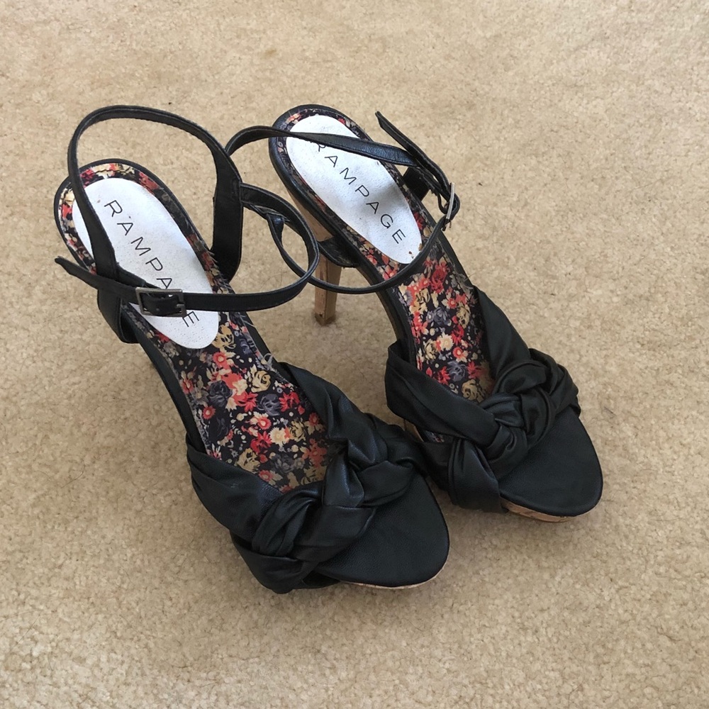 Black twisted summer heel.